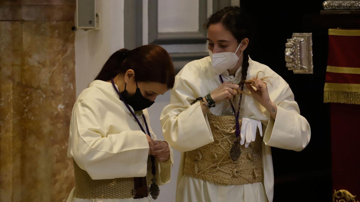 Preparativos de dos nazarenos de Lágrimas y Favores en el interior de San Juan este Domingo de Ramos.