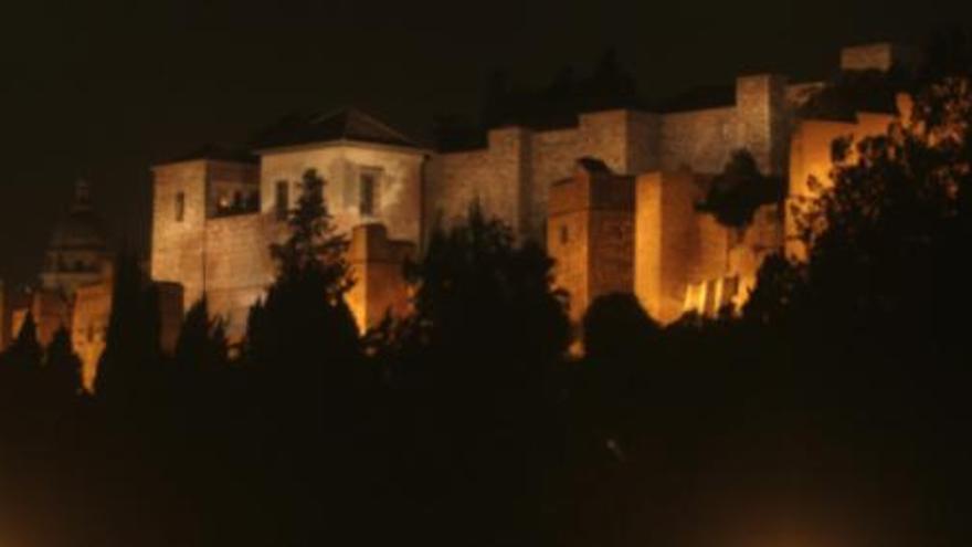 Vista de la Alcazaba iluminada por la noche.