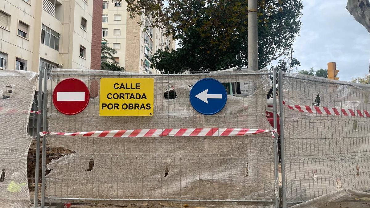 La Calle Eugenio Gross cortada por las obras del metro