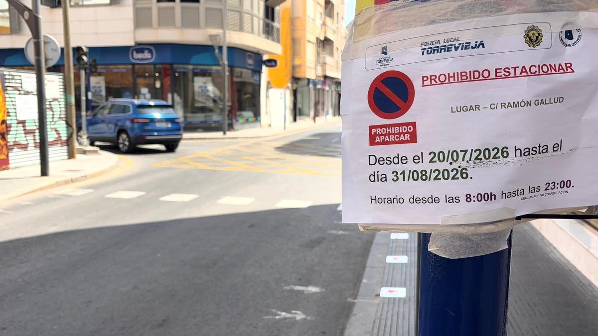 Los carteles que prohíben el aparcamiento permanecen este fin de semana en la calle Ramón Gallud