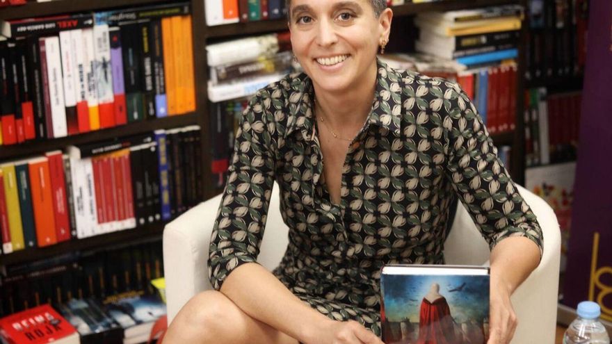 Nieves Muñoz con su novela ambientada en Zamora. | Alba Prieto
