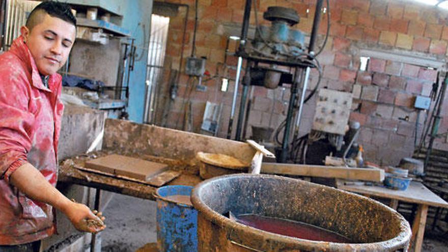 En tejares como el de Can Benito de Campos, todavía se elaboran productos a mano.