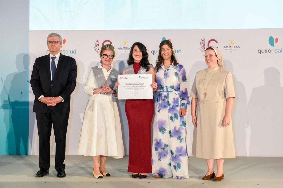 Cristina Rodríguez Iniesta recibe el premio al mejor expediente académico.