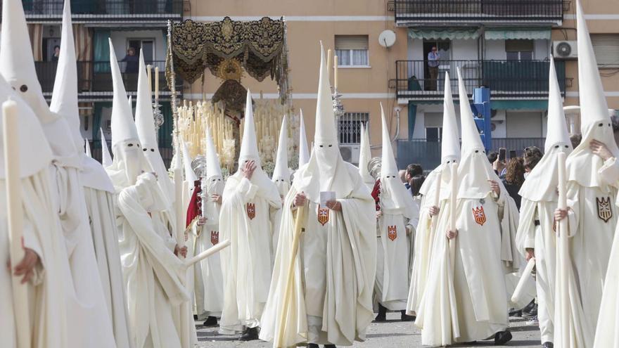 Cortejo de nazarenos de La Merced, hermandad que este año ha agotado sus túnicas.