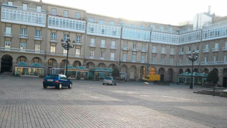 Dos vehículos utilizan la plaza de María Pita de aparcamiento improvisado