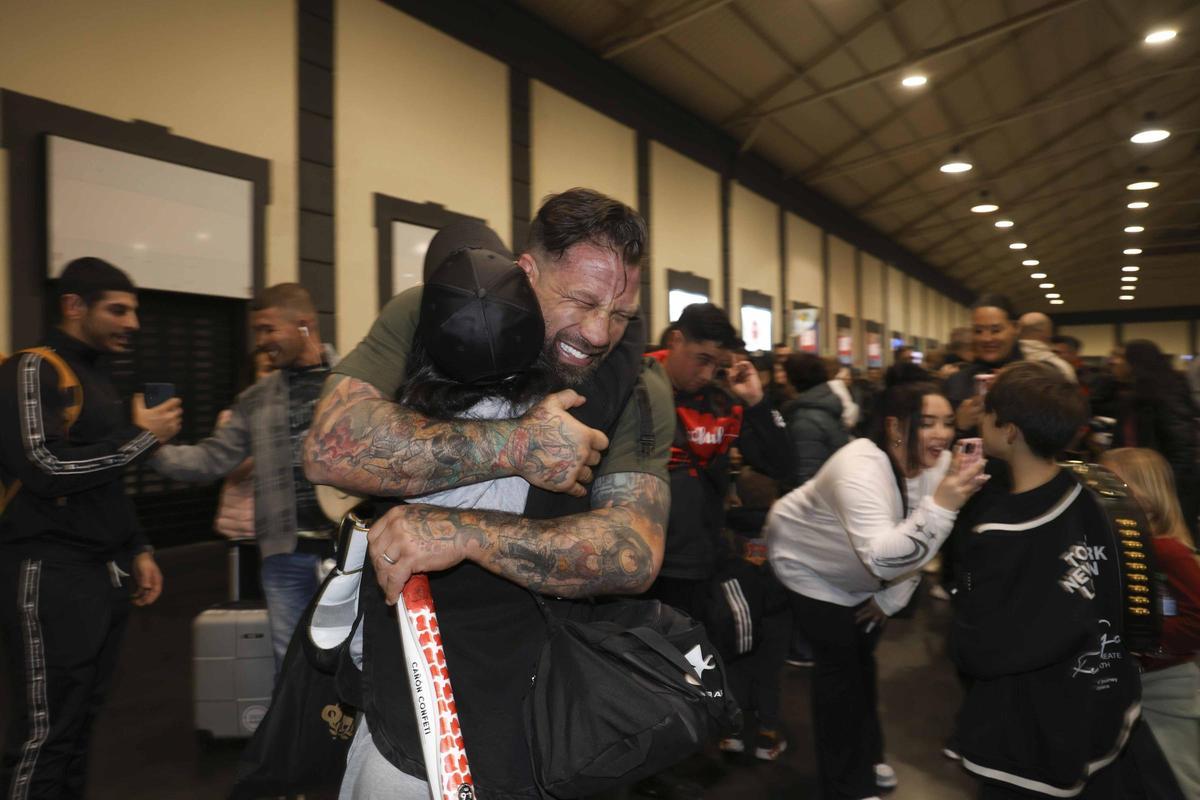 Recibimiento en la estación de tren de Alicante al equipo de Ilia Topuria, campeón de la UFC.
