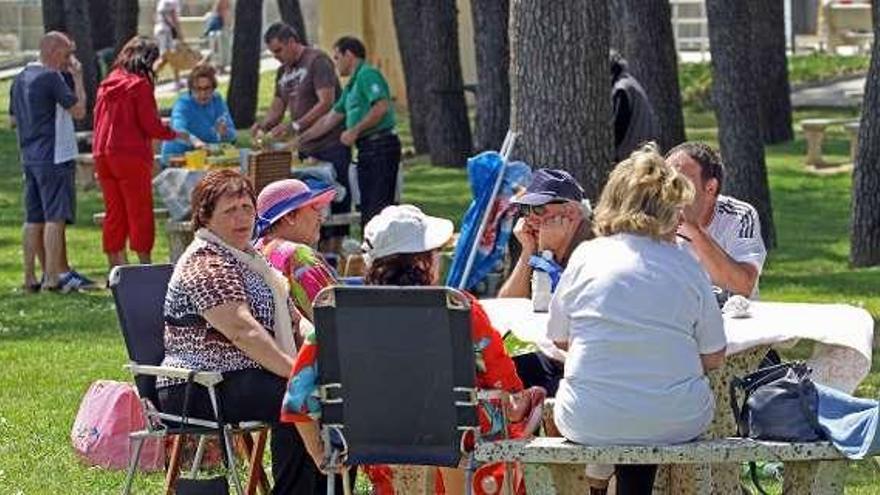 El buen tiempo llevó a la gente a disfrutar del picnic en Samil. // M.G.B.