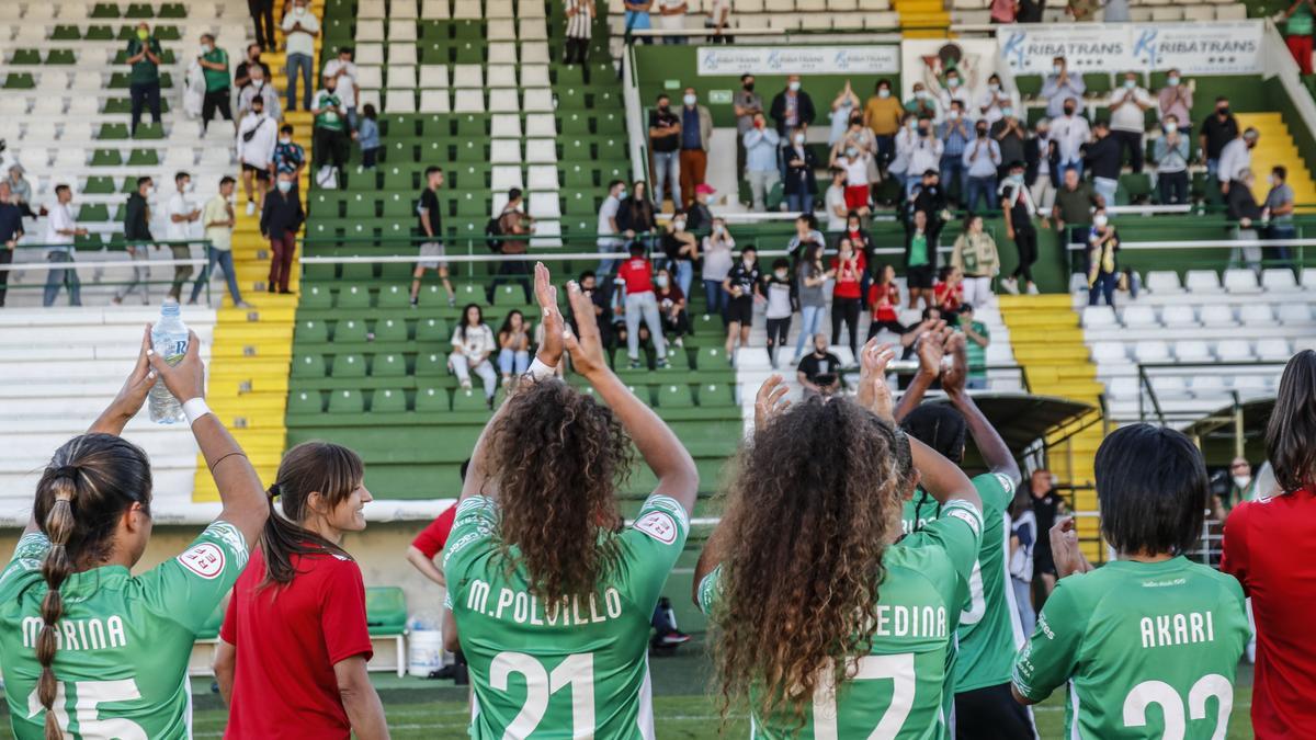 Algunas jugadoras del Cacereño Femenino, agradeciendo al público en el partido de Copa de la Reina ante el Pradejón en el estadio Príncipe Felipe.