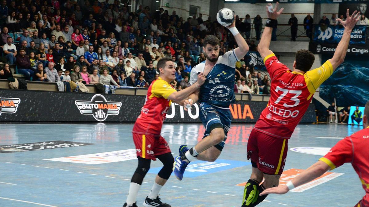 Santi, en una acción del duelo ante el Valladolid.