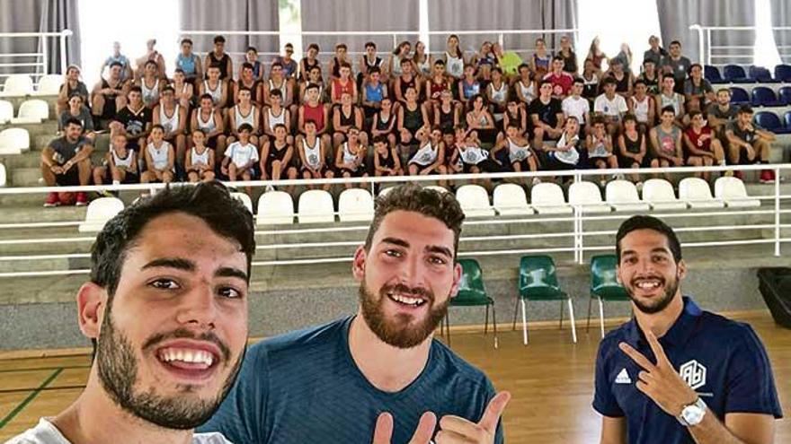 Álex Abrines, junto a Pepe Pozas y Julen Olaizola, ayer en Muro junto a los participantes.