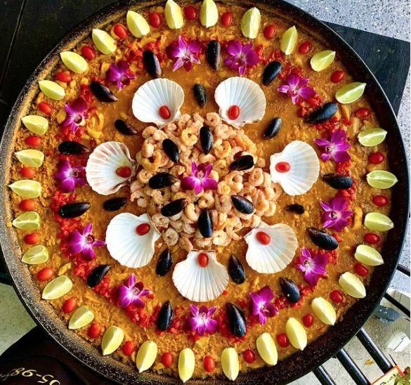 Paella con conchas y flores