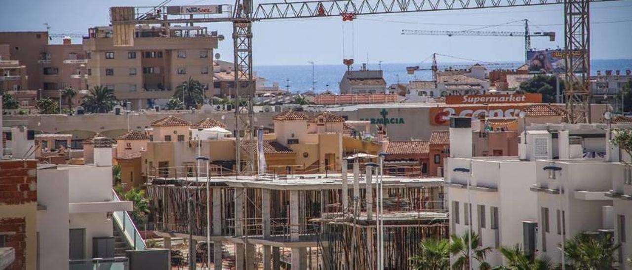 El descenso de población se acusa sobre todo en las urbanizaciones de Orihuela Costa.