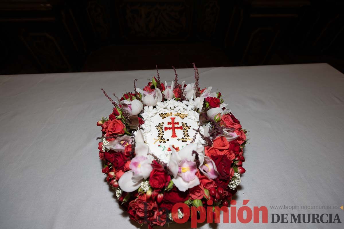 Bandeja de flores y ritual de la bendición del vino en las Fiestas de Caravaca