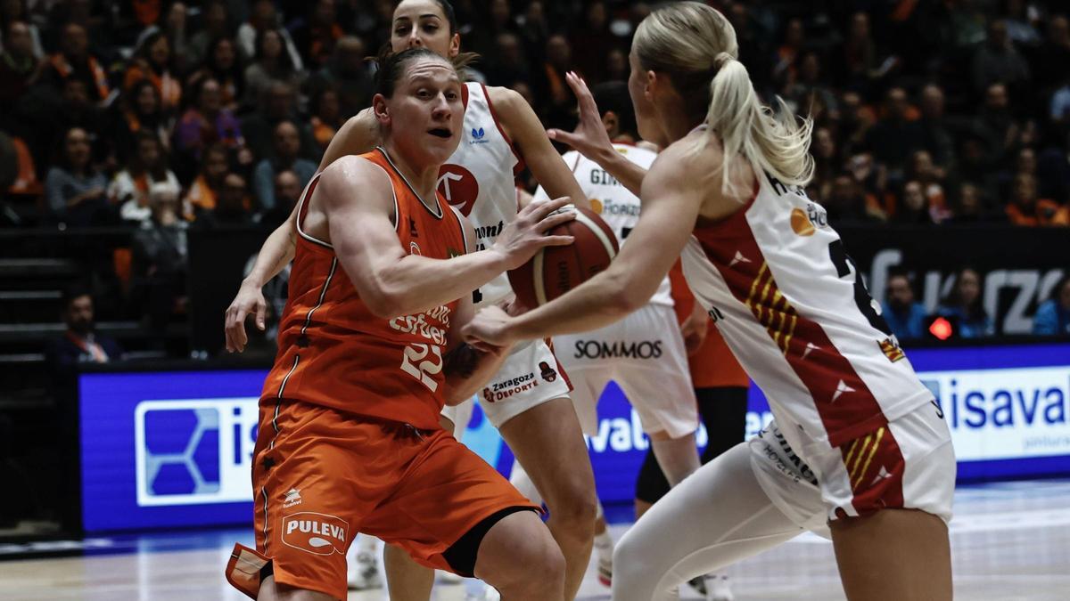 Holesinska intenta arrebatarle el balón a Iagupova durante el partido de este viernes.