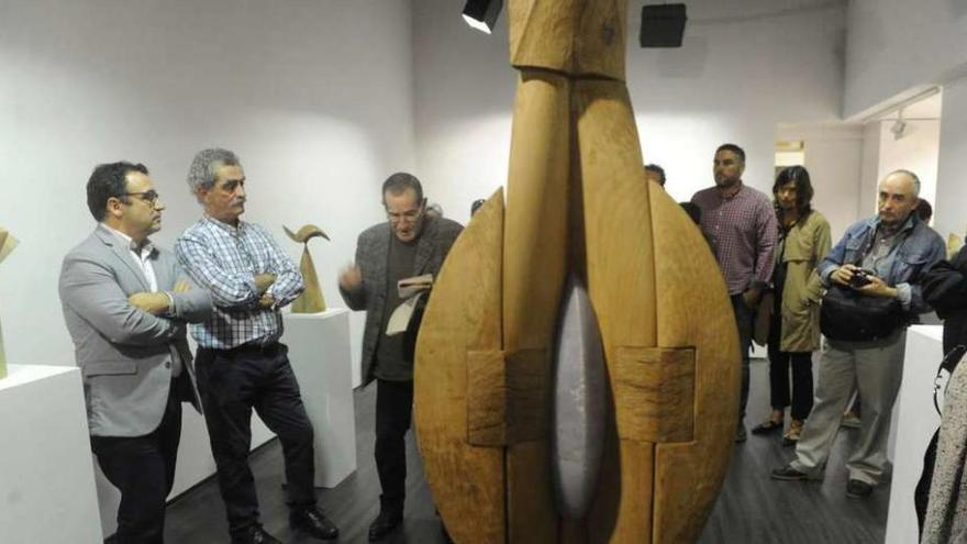 Fidel Goás inaugura su exposición de tallas en la galería de arte Atlántica