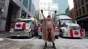 Un manifestante en las protestas de los ’convoyes de la libertad’ en Ottawa (Canadá).