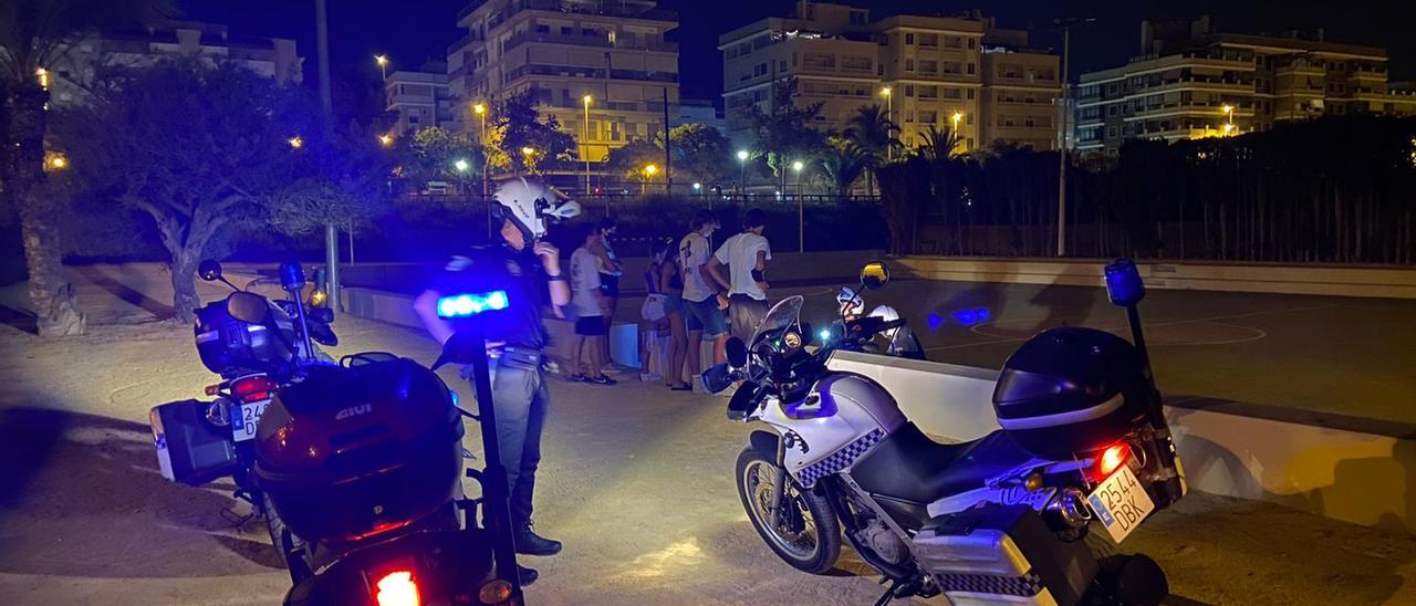 Agentes  de la Policía Local de Elche controlando a grupos de jóvenes durante las fiestas