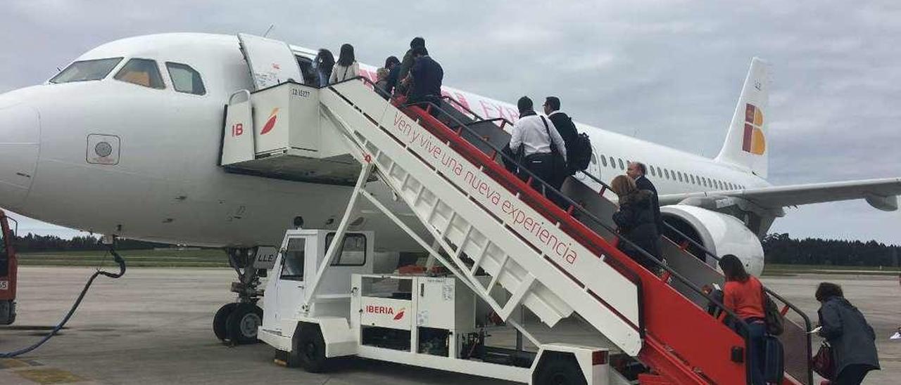 Los pasajeros de un vuelo a Londres, accediendo al avión en el aeropuerto de Asturias.