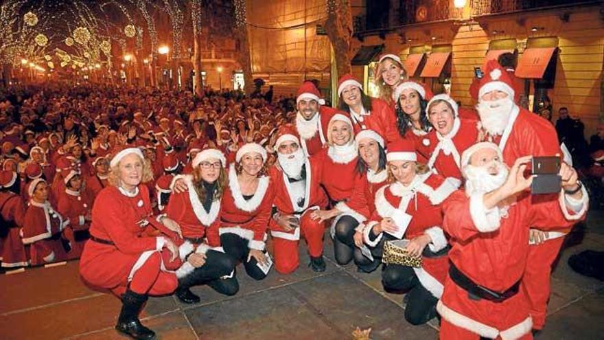 El Born se tiñe de rojo ´Noel´ gracias al II Gran Encuentro de Baile en línea