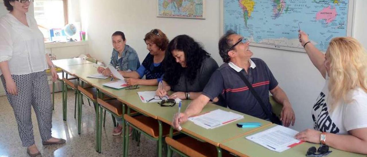 Chus Payo, la profesora del grupo, con cinco de los alumnos de este año. // Rafa Vázquez