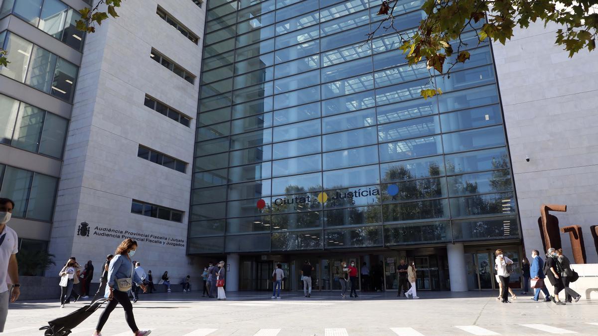 El letrado condenado tenía prohibida la entrada en la Ciudad de la Justicia de València.