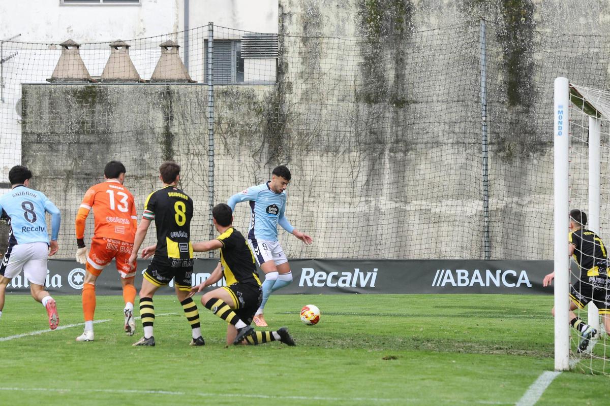 Alvaro Marín falla la ocasión más clara del Celta Fortuna.
