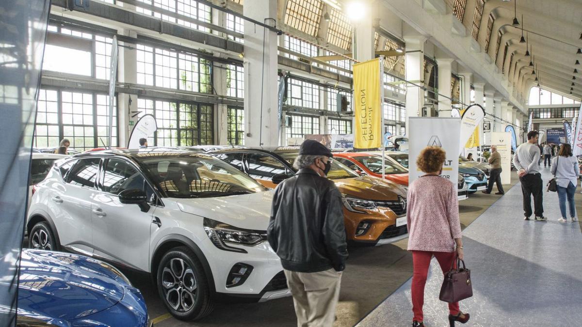 Varios visitantes a la feria en el pasillo central de la nave de cañones. |  | JAIME CASANOVA