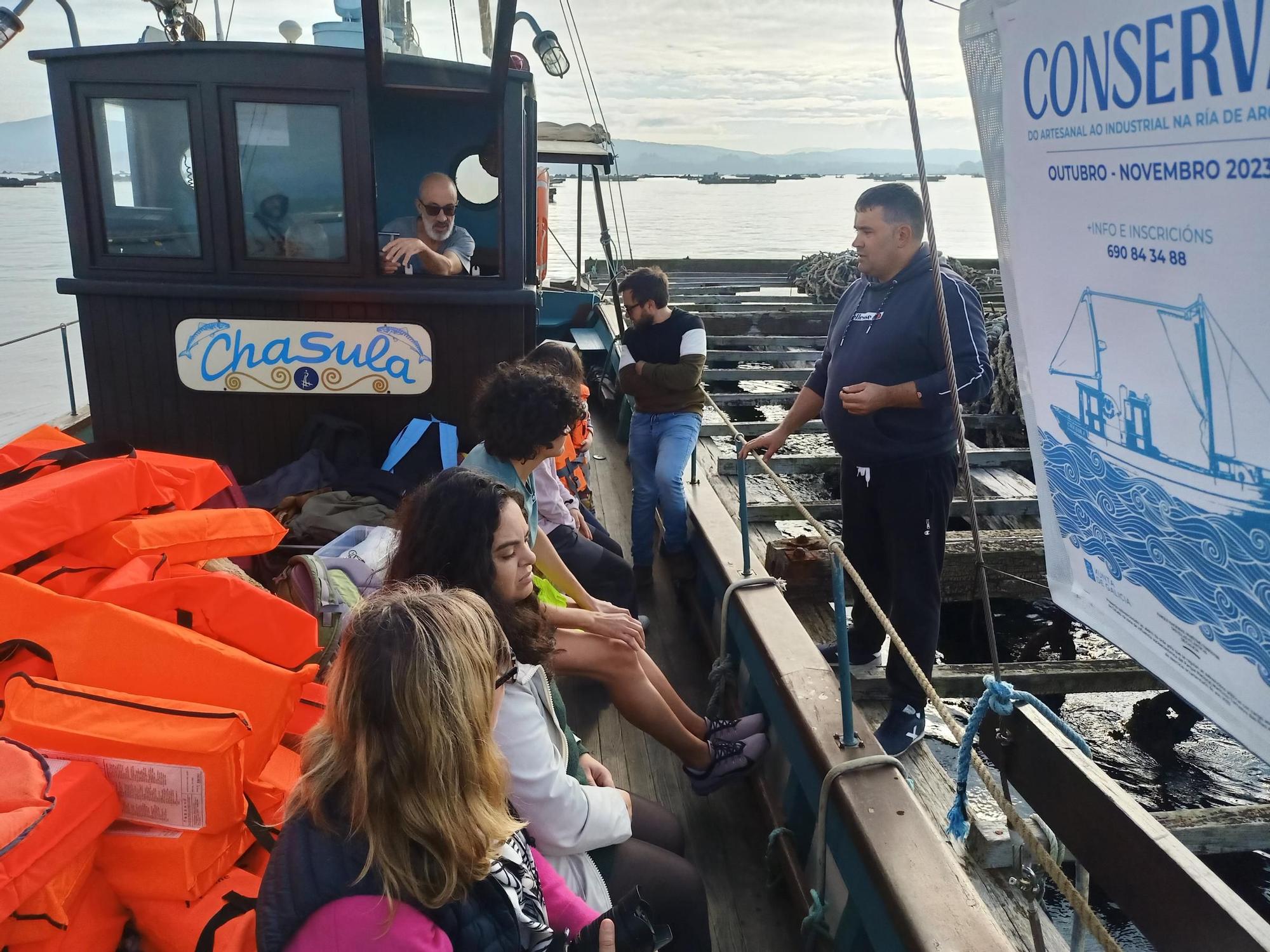 Asistentes a las actividades a bordo del "Chasula".