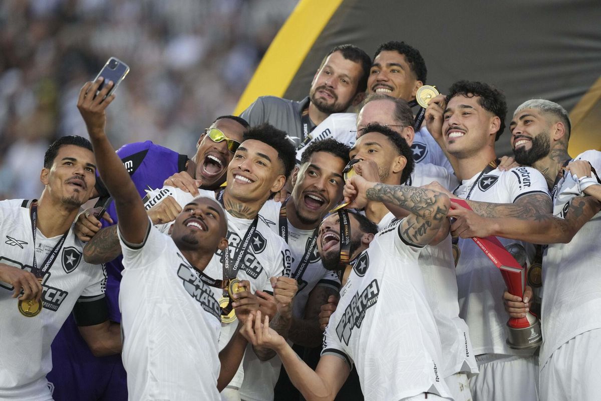 Players of Brazil's Botafogo celebrate after winning the Copa Libertadores final soccer match against Brazil's Atletico Mineiro at Monumental stadium in Buenos Aires, Argentina, Saturday, Nov. 30, 2024. (AP Photo/Gustavo Garello) Associated Press/LaPresse. EDITORIAL USE ONLY/ONLY ITALY AND SPAIN