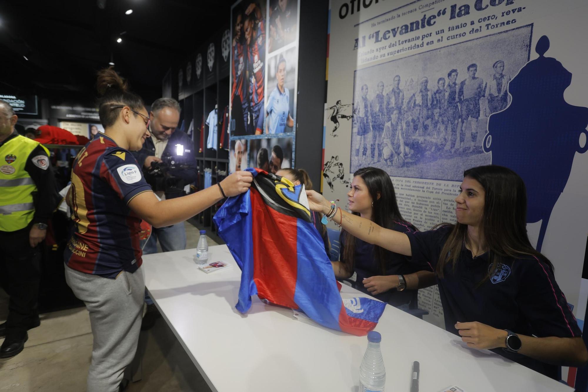 Meet&amp;Greet con las futbolistas Alba Redondo, María Méndez y Silvia Lloris con aficionados