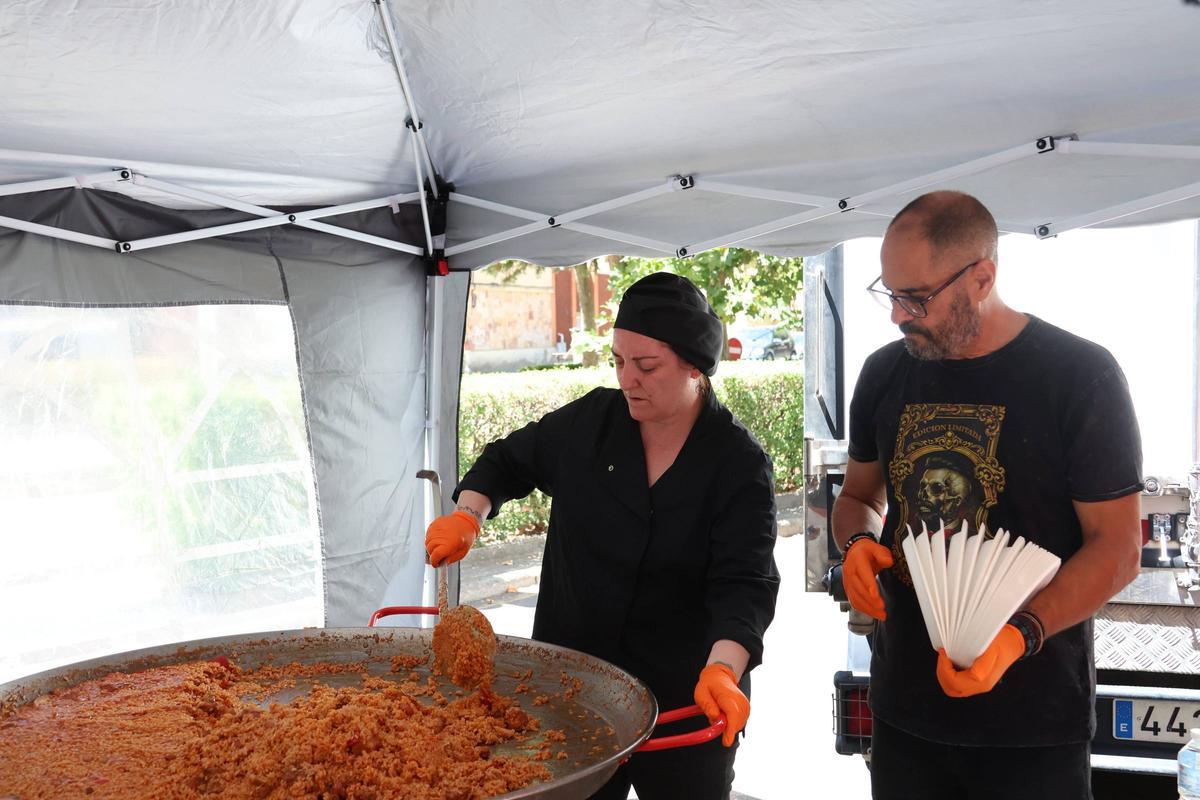 Los vecinos de Los Bloques degustan un arroz a la zamorana en las fiestas