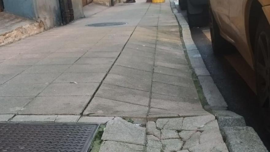 Una de las aceras en mal estado en Ciudad Naranco. | F. V.