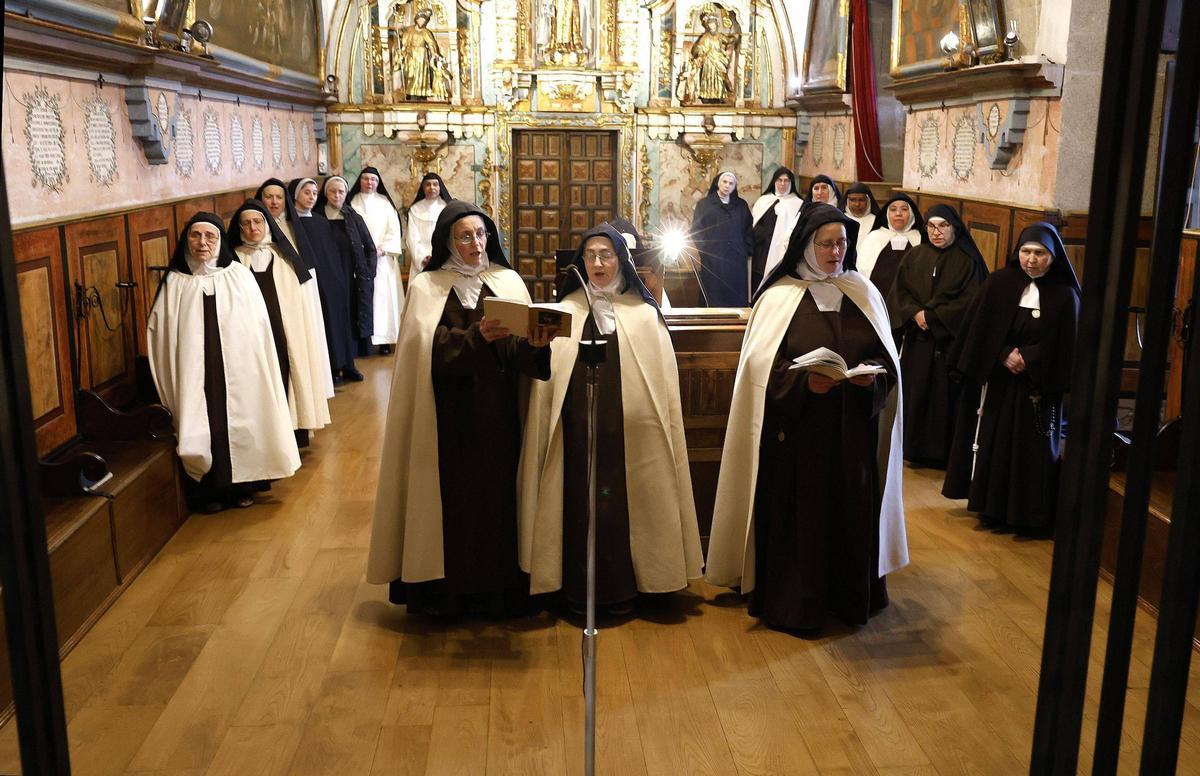 Las religiosas, acompañadas por monjas de otros conventos, durante la misa
