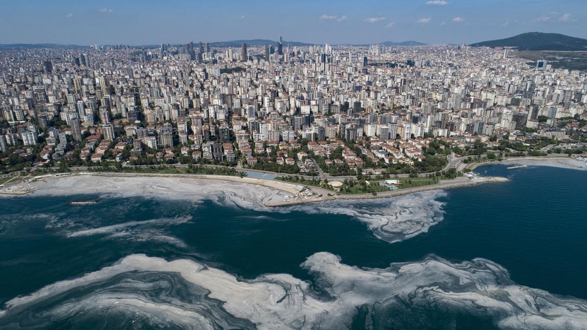 Imagen de archivo tomada con un dron que muestra el mar de Mármara cubierto de «mocos marinos» en Estambul, Turquía. Debido al calentamiento global, una capa de sustancia viscosa similar al moco que aumenta día a día en el mar de Mármara amenaza a la industria pesquera y al medioambiente. EFE/EPA/ERDEM SAHIN. NO VENTAS ZONA EPA