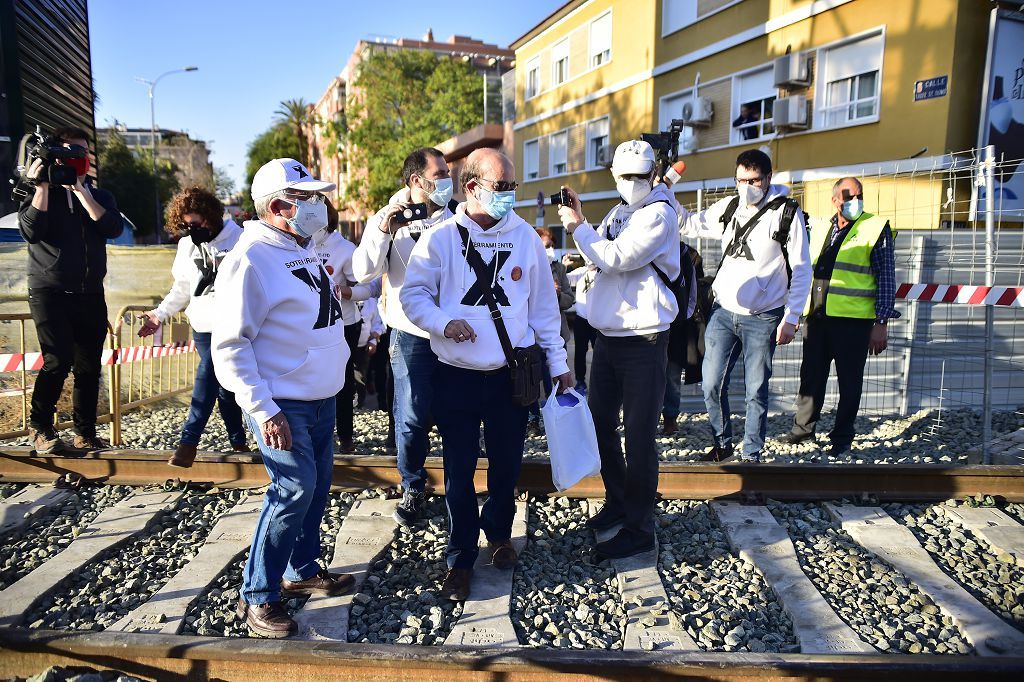 Los vecinos de las vías, celebran su primer viaje en el nuevo tren soterrado