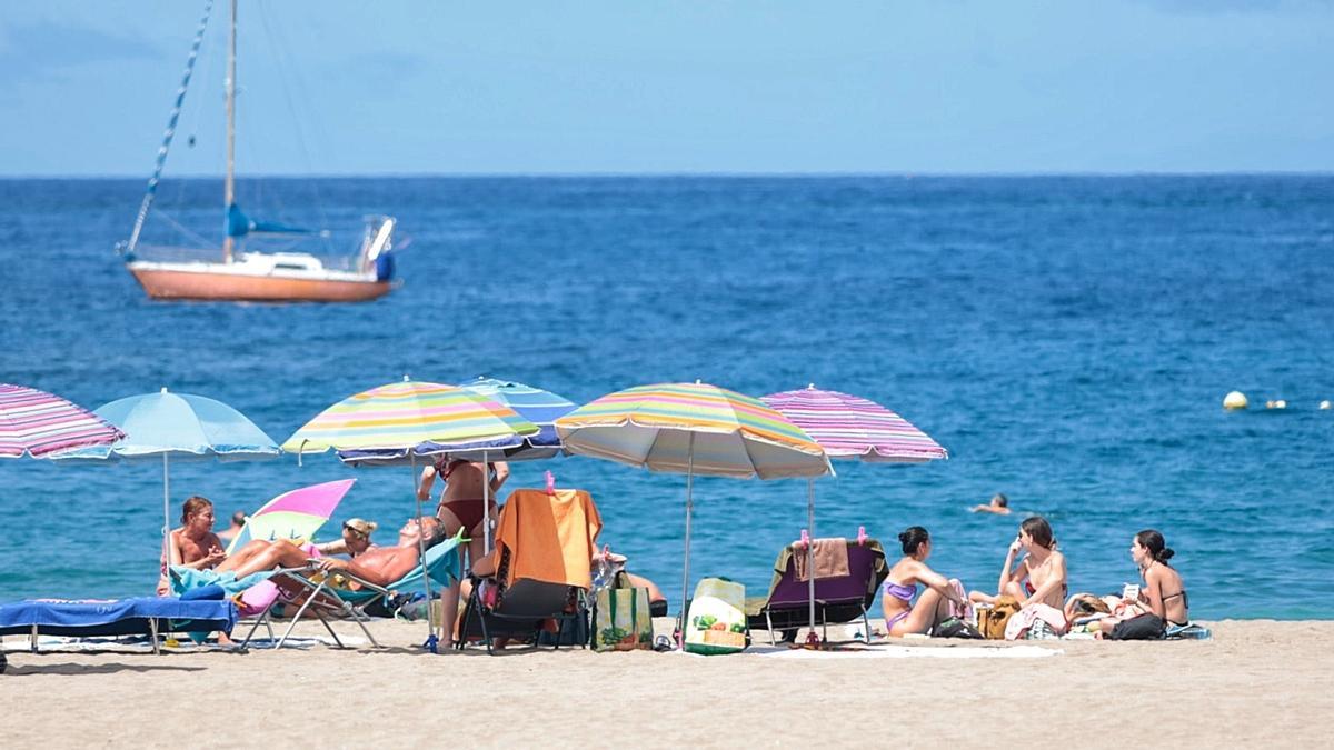 Bañistas en una playa de Tenerife.