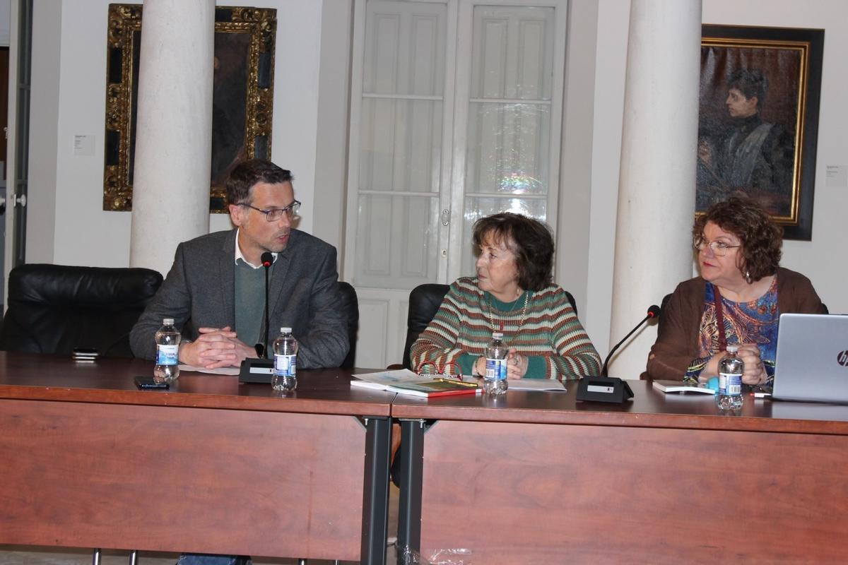 Adrian Lapsley, Elena Muñoz y Antonia Maíllo, durante la presentación.