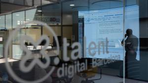 Reportaje con maestros y alumnos y declas institucionales de Martínez Bravo y John Hoffmann