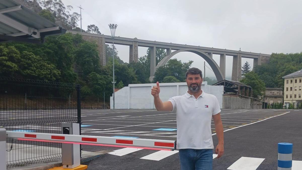 Óscar Pérez en el aparcamiento.