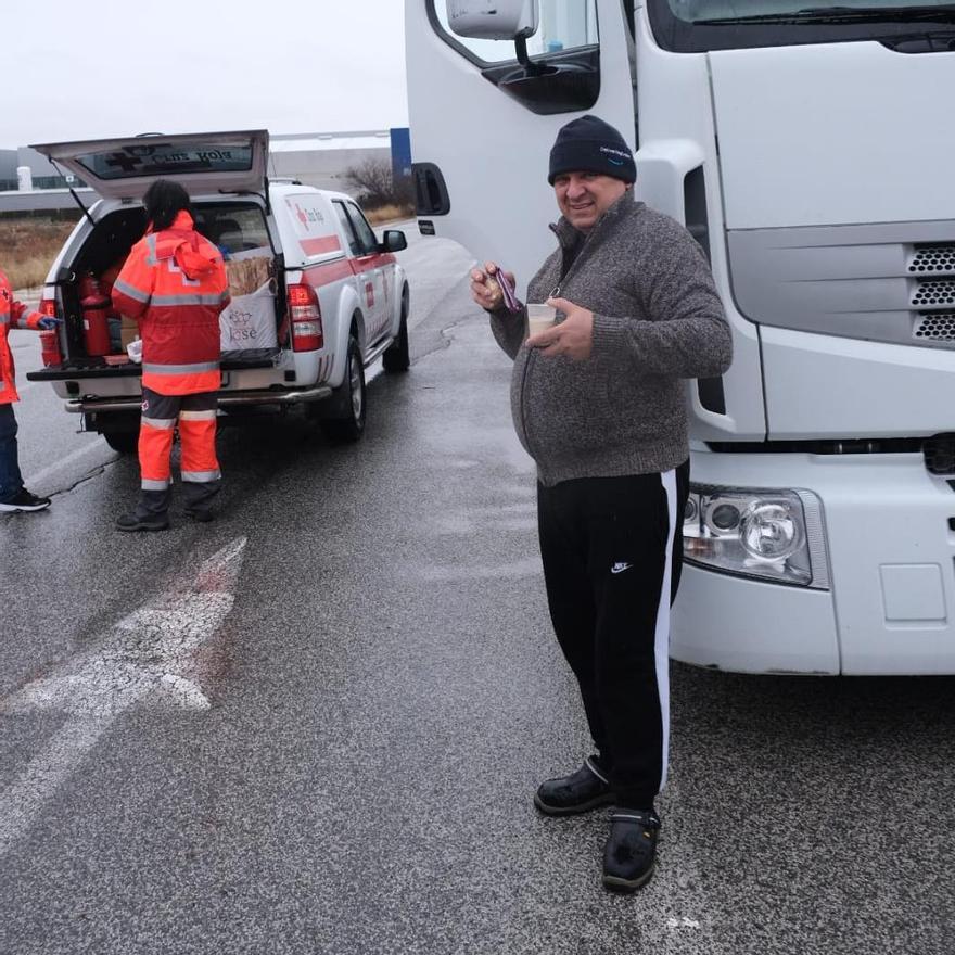 La nieve mantiene a 300 camiones bloqueados en Villena