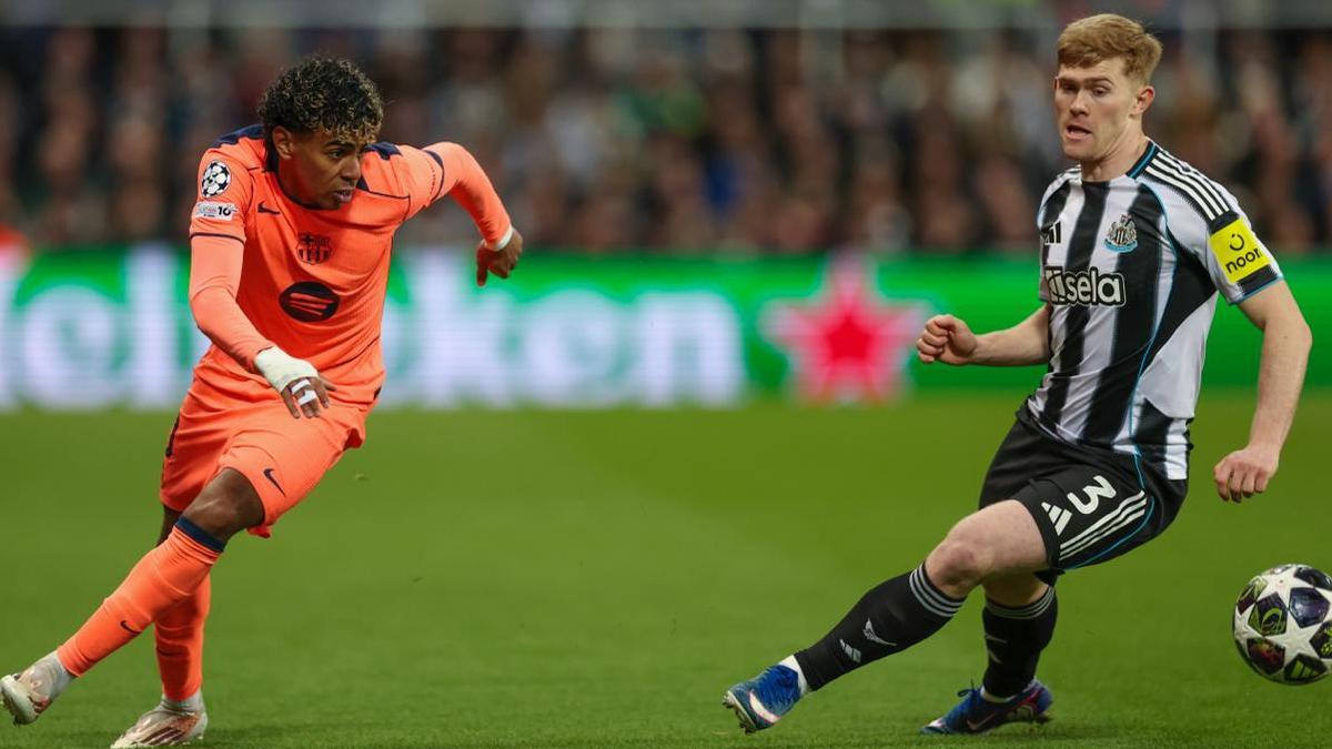 A Lewis Hall le tocó defender a Lamine Yamal