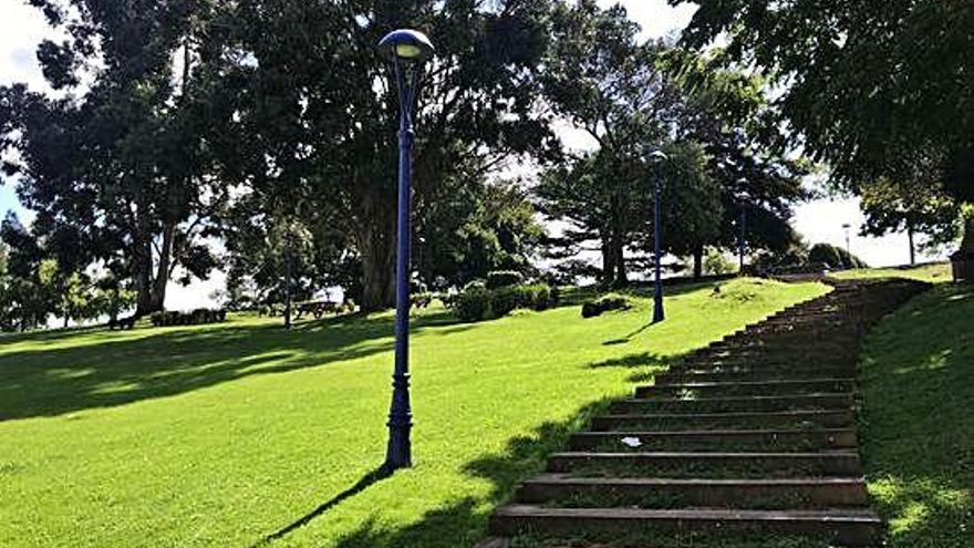 Zona verde de A Corveira donde está previsto el gran parque infantil con toboganes de 14 metros y tirolina.