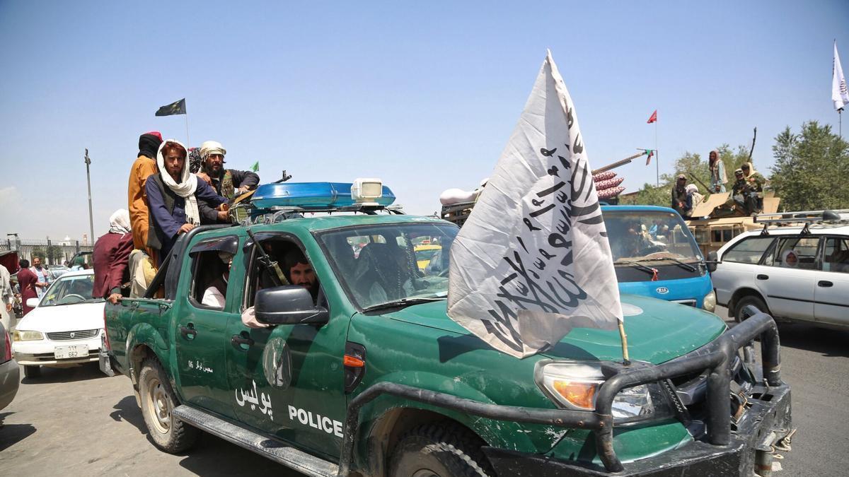 Combatientes talibanes patrullan las calles de Kabul el 16 de agosto de 2021, un día después de recuperar el poder en Afganistán.