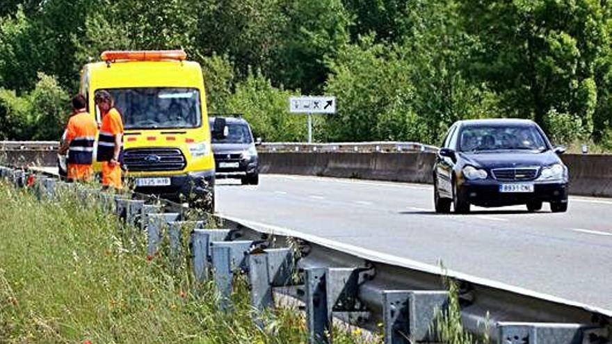 Personal de carreteres a la zona de la C-66 a Cornellà del Terri on es va produir l&#039;accident.