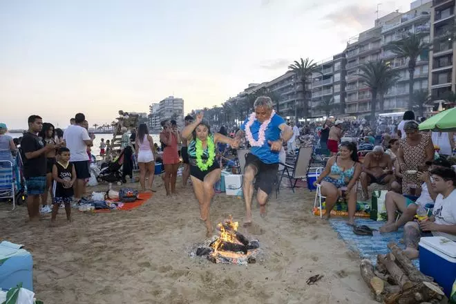 Las imágenes de la Noche de San Juan 2024 en la playa del Cura de Torrevieja