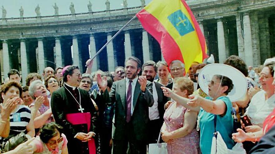 Pedro de Silva, con los feligreses que acudieron en1988 a la canonización en el Vaticano