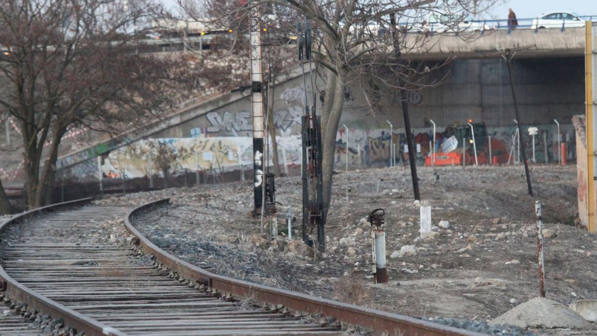 Vías del tren Ruta de la Plata, sin continuidad a la llegada a las proximidades de la estación de Zamora.