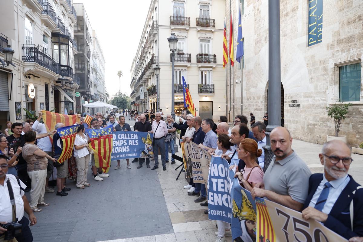 Acto de juristes valencians por el 750 aniversario de la muerte de Jaume I, con polémica por las banderas