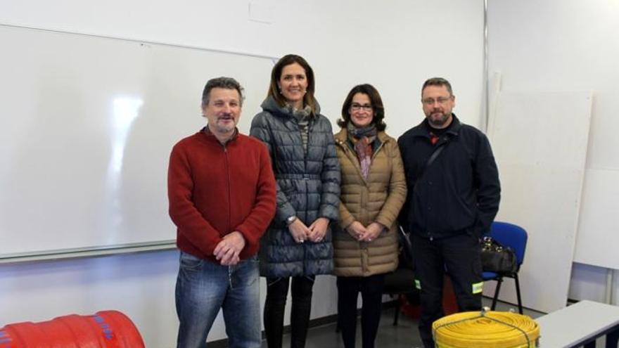 La concejala de Recursos Humanos de Estepona, Pilar Fernández-Fígares, con los monitores del curso de formación.