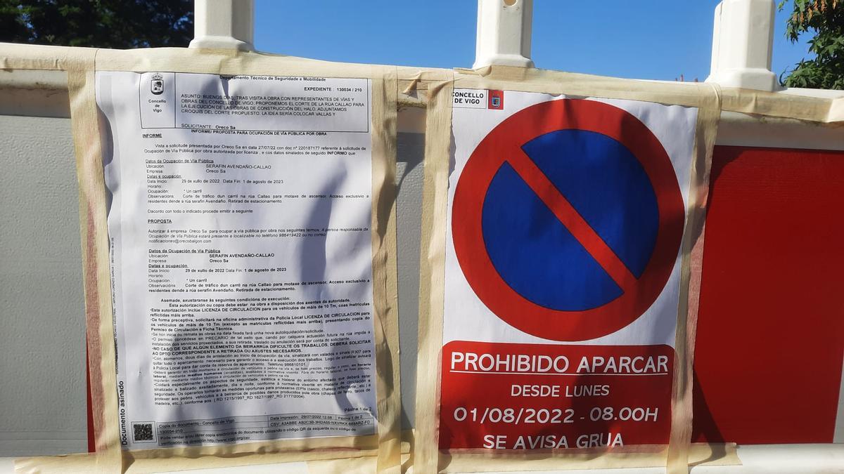 Señales de prohibido aparcar en Serafín Avendaño ante el inicio de las obras del ascensor HALO